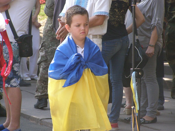 У Дніпропетровську матір загиблого під Іловайськом бійця слухали на колінах - фото 4 У Дніпропетровську матір загиблого під Іловайськом бійця слухали на колінах - фото 4