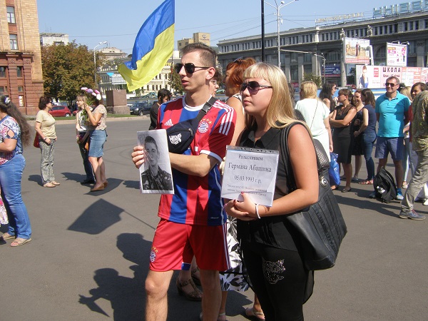У Дніпропетровську матір загиблого під Іловайськом бійця слухали на колінах - фото 7 У Дніпропетровську матір загиблого під Іловайськом бійця слухали на колінах - фото 7