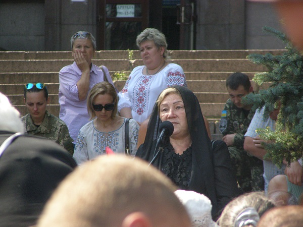 У Дніпропетровську матір загиблого під Іловайськом бійця слухали на колінах - фото 9 У Дніпропетровську матір загиблого під Іловайськом бійця слухали на колінах - фото 9