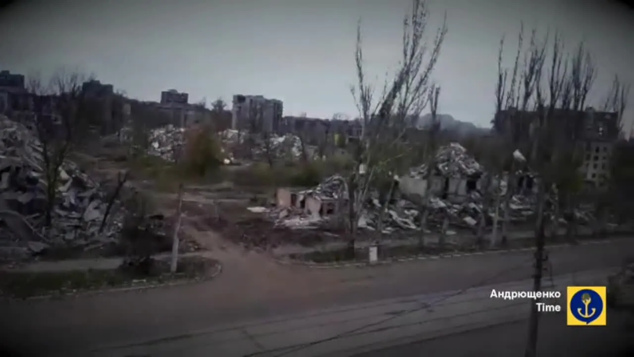 Окупанти перетворюють Маріуполь на декорацію до апокаліпсису: вулиці більше не впізнати. Відео