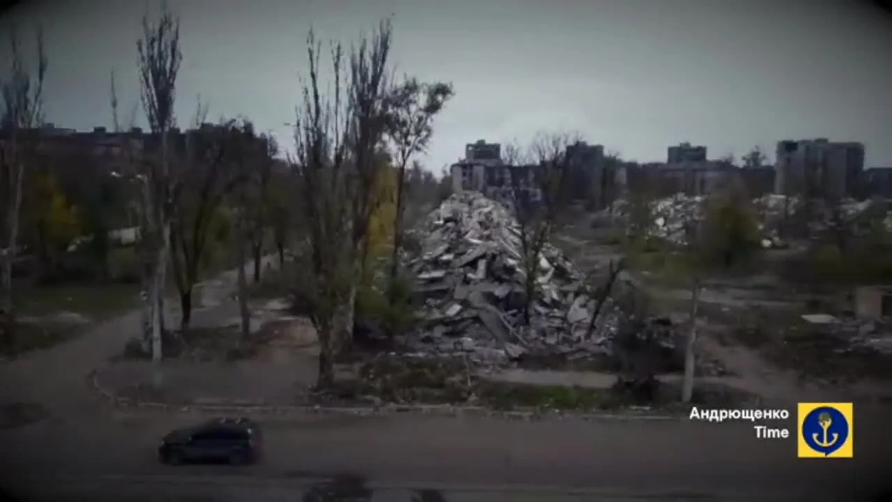 Окупанти перетворюють Маріуполь на декорацію до апокаліпсису: вулиці більше не впізнати. Відео