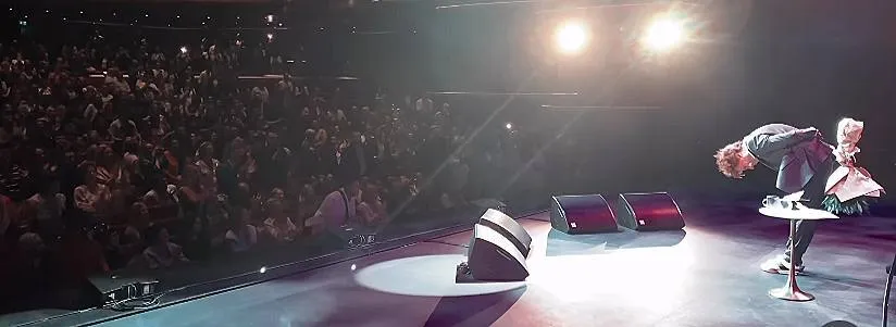 Максим Галкін на концерті в Дубаї вигукнув ’’Героям слава’’, зал зустрів оваціями. Відео dqxikeidqxiqqeant