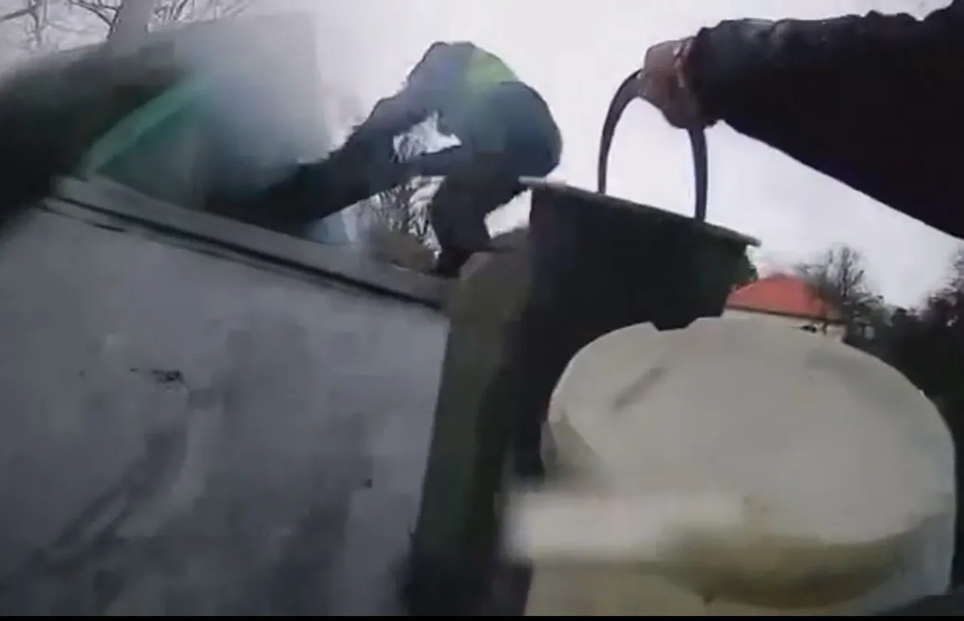 В Киевской области полицейские предотвратили тяжелые последствия, почти потушив пожар до приезда спасателей. Видео события dqxikeidqxiqqeant