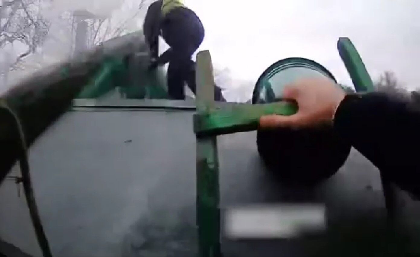 В Киевской области полицейские предотвратили тяжелые последствия, почти потушив пожар до приезда спасателей. Видео события