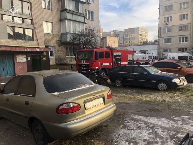 В Киеве бойцы ГСЧС спасли трех человек из горящей квартиры. Фото dqxikeidqxiqqeant