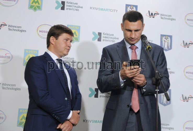 Изображение выглядит как текст, человек, стоит, группа
Автоматически созданное описание