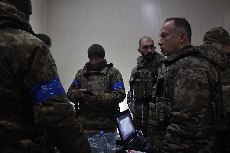 Сирський обговорив ситуацію на передовій із командирами підрозділів, які захищають Бахмут та Соледар 07