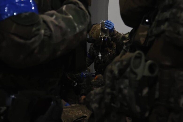 Сирський обговорив ситуацію на передовій із командирами підрозділів, які захищають Бахмут та Соледар 04