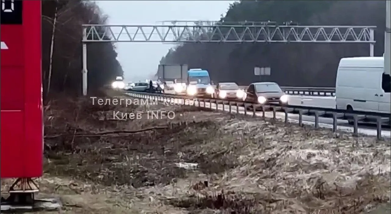 На Київщині поблизу Макарова сталась масштабна ДТП: утворився великий затор. Відео dqxikeidqxiqqeant