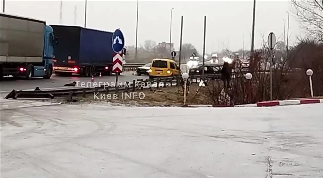 На Київщині поблизу Макарова сталась масштабна ДТП: утворився великий затор. Відео