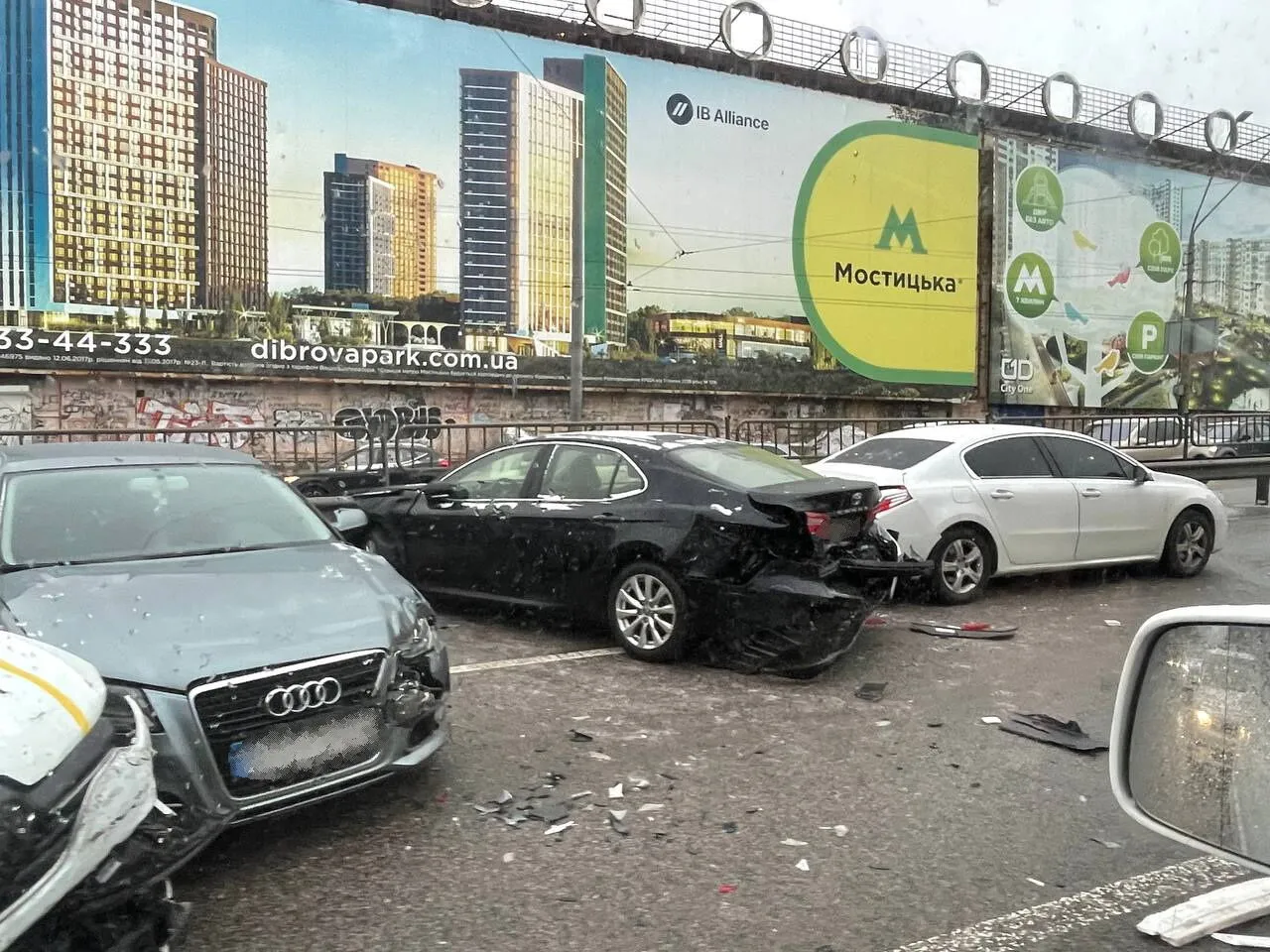 У Києві вранці через ожеледицю сталося понад 30 ДТП: є постраждалі. Фото і відео