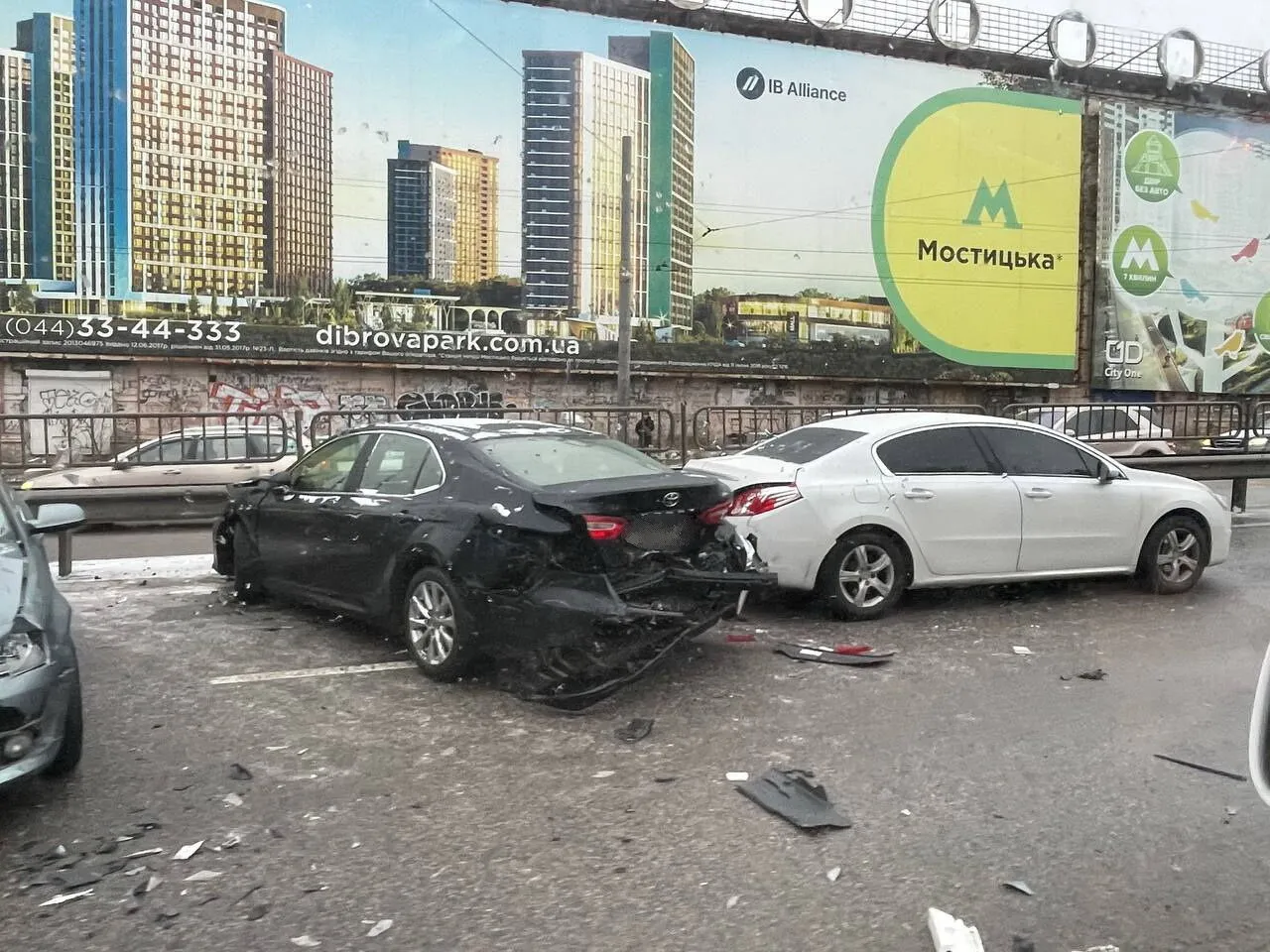 У Києві вранці через ожеледицю сталося понад 30 ДТП: є постраждалі. Фото і відео
