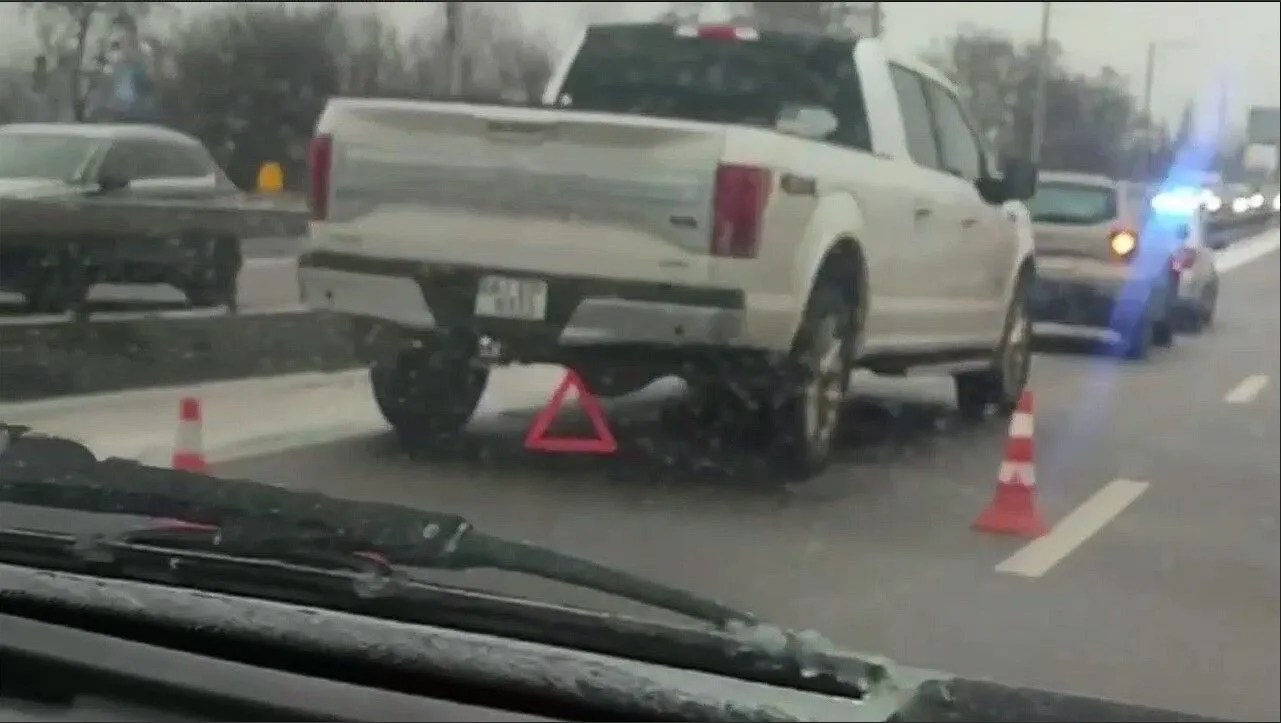 У Києві вранці через ожеледицю сталося понад 30 ДТП: є постраждалі. Фото і відео