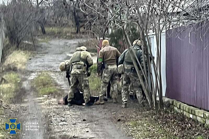 СБУ затримала колаборанта, який допомагав окупантам вивозити українське зерно з Харківщини. Фото dqxikeidqxitkant