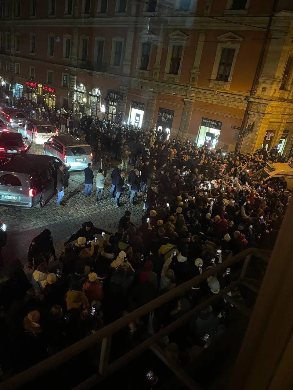 Під оплески та схвальні овації: львів’яни влаштували президенту Польщі Анджею Дуді теплу зустріч. Фото і відео