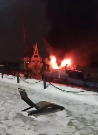 Пожар вспыхнул утром: в Москве в порту сгорел буксир ’’Адлер’’. Фото и видео dqxikeidqxitkant