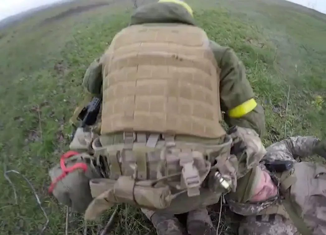 Воин с позывным ’’Якудза’’ вытащил раненого побратима из-под носа оккупантов в районе Бахмута. Видео