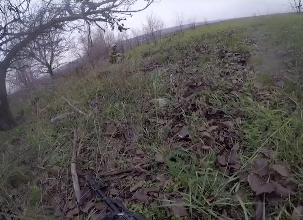 Воїн із позивним ’’Якудза’’ витяг пораненого побратима з-під носа окупантів у районі Бахмута. Відео dqxikeidqxiqqeant