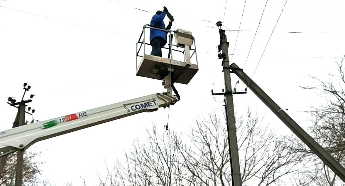 Оккупанты обстреляли базу с коммунальными автобусами в Херсоне: есть раненый. Видео