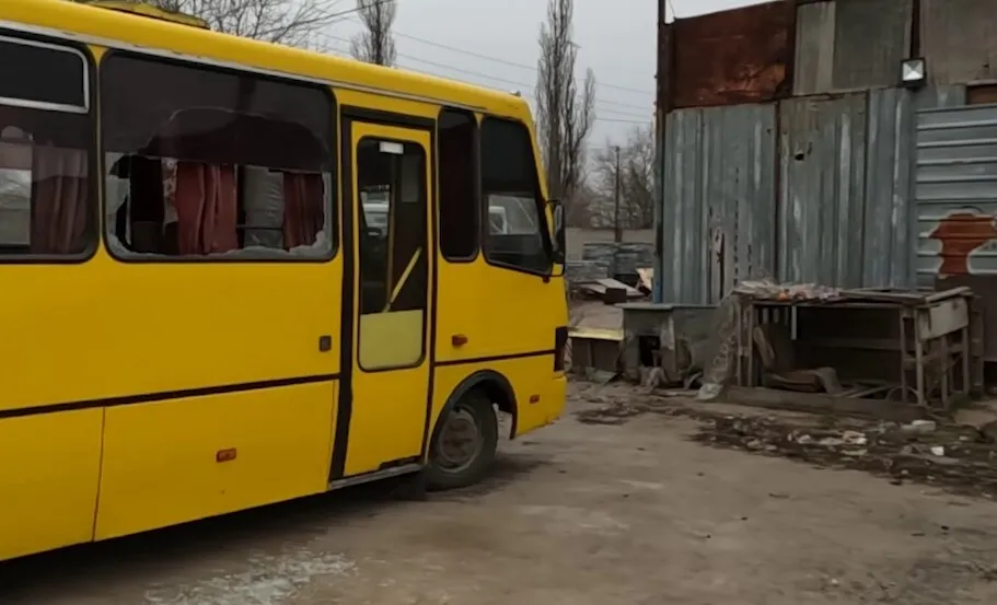 Окупанти обстріляли базу із комунальними автобусами у Херсоні: є поранений. Відео dqxikeidqxitkant