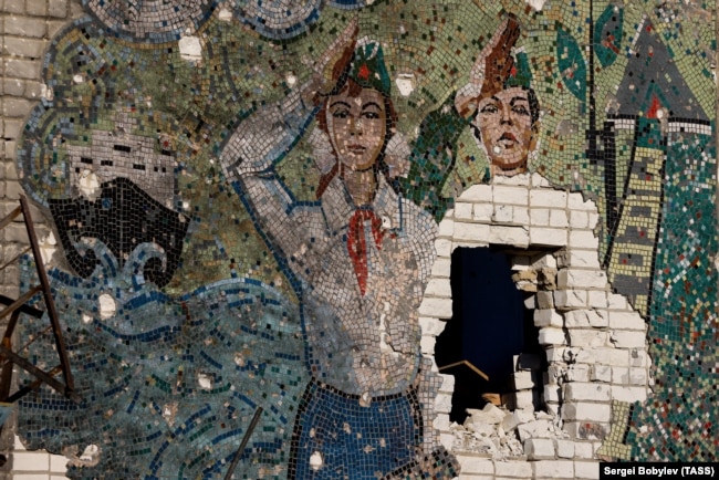 Мозаїка на будівлі колишньої школи, зруйнованої внаслідок обстрілу, Херсонська область