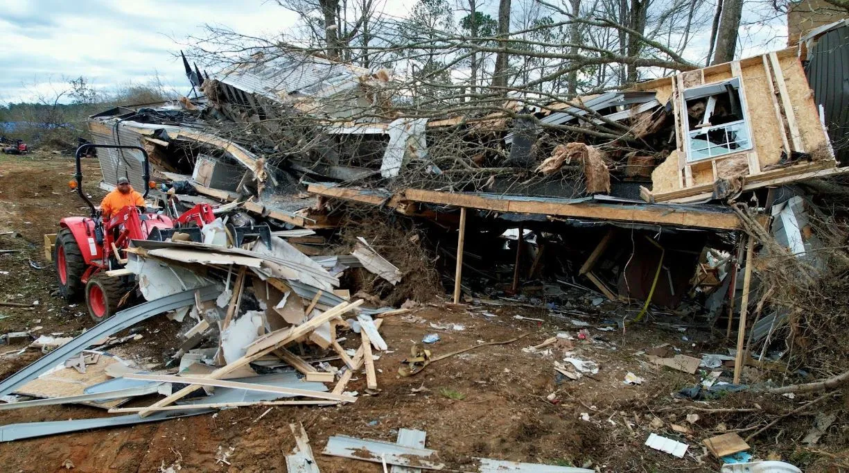 У США пронісся потужний торнадо, є руйнування: дев’ять осіб загинули. Фото і відео