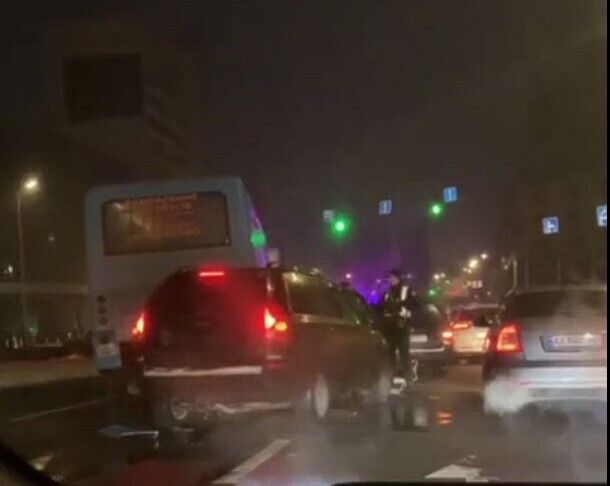 У Києві легковик на швидкості протаранив маршрутку. Відео