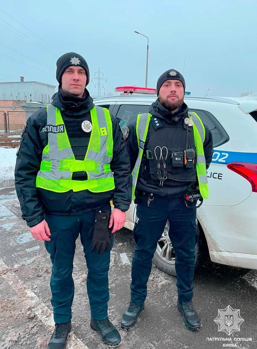 В Киеве патрульные, рискуя собственной жизнью, спасли мужчину: подробности и фото