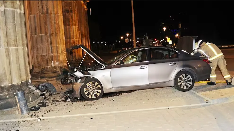 Разбитый Mercedes dqxikeidqxiqqeant