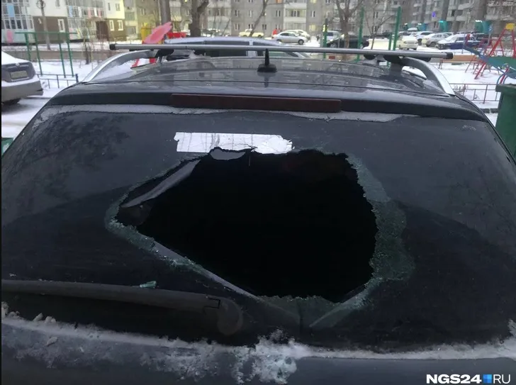 Разбитое стекло с Z-символикой. dqxikeidqxiqqeant