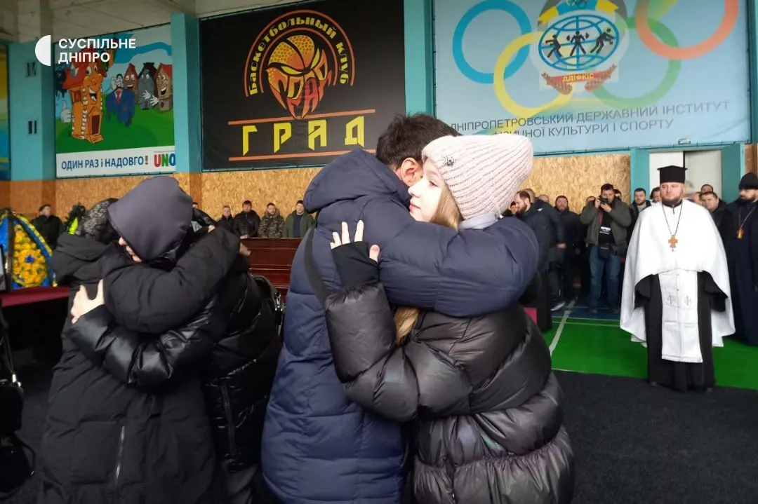 Оплакує все місто: у Дніпрі прощаються з тренером з боксу, який загинув під час ракетного удару окупантів. Фото