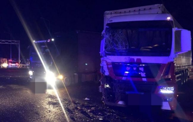 На трасі Київ-Чоп сталася масштабна ДТП: рух частково перекрили