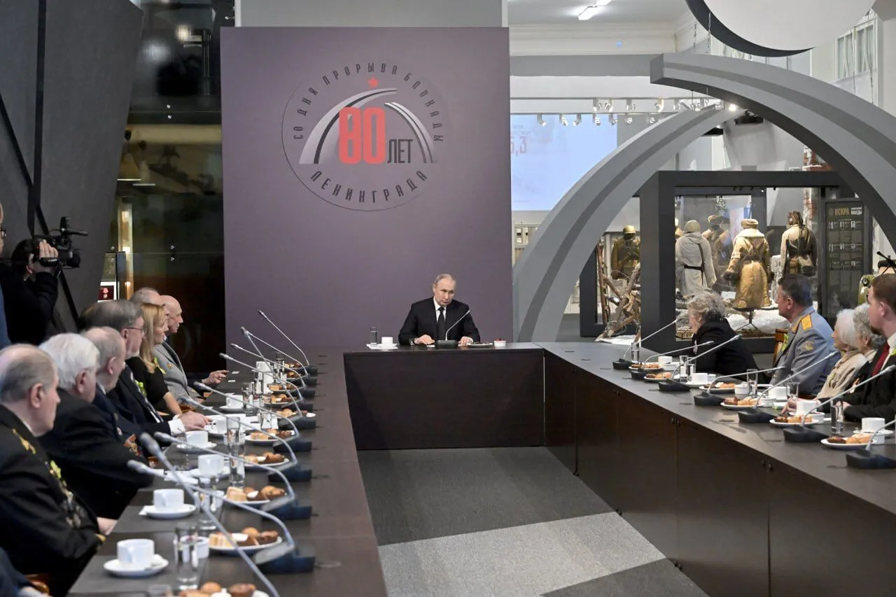 Ветеранів і жителів блокадного Ленінграда відсадили на кілька метрів на зустрічі з Путіним. Фото dqxikeidqxitkant