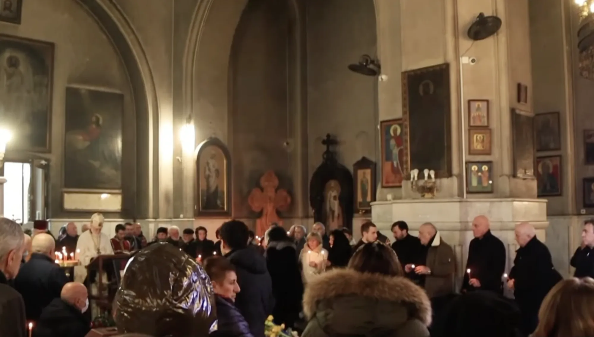 Труну Вахтанга Кікабідзе вкрили українським прапором: як пройшло прощання з актором у Тбілісі dqxikeidqxitkant