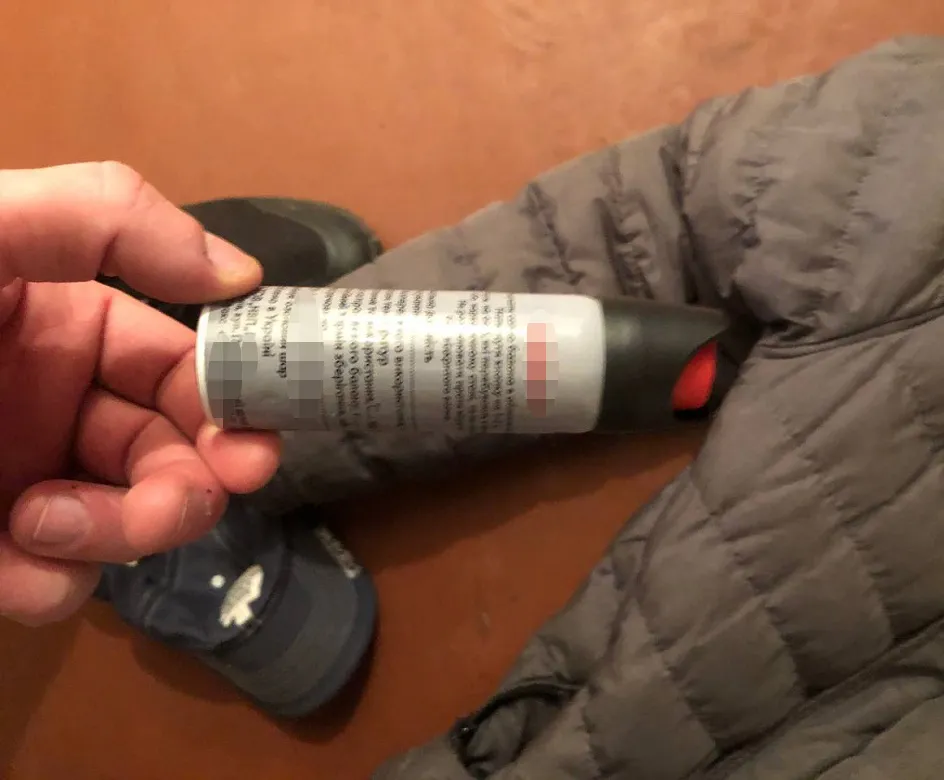 У Києві рецидивіст бризнув балончиком в бік 13-річного хлопця та пограбував його. Фото та відео dqxikeidqxitkant