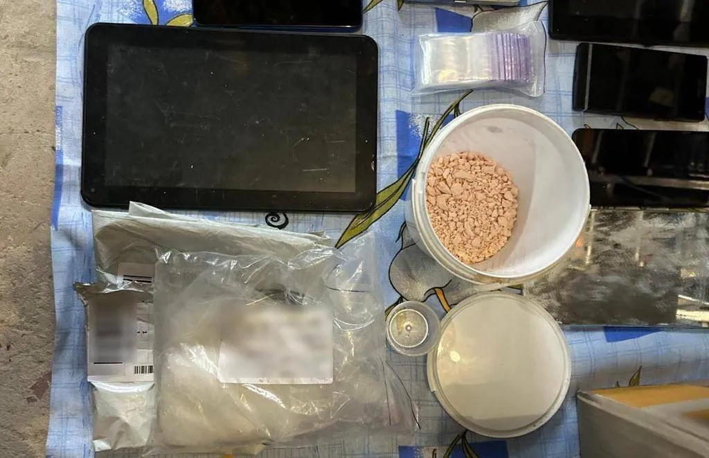 В Киевской области разоблачили группу наркодельцов: проведено 9 обысков. Фото и видео