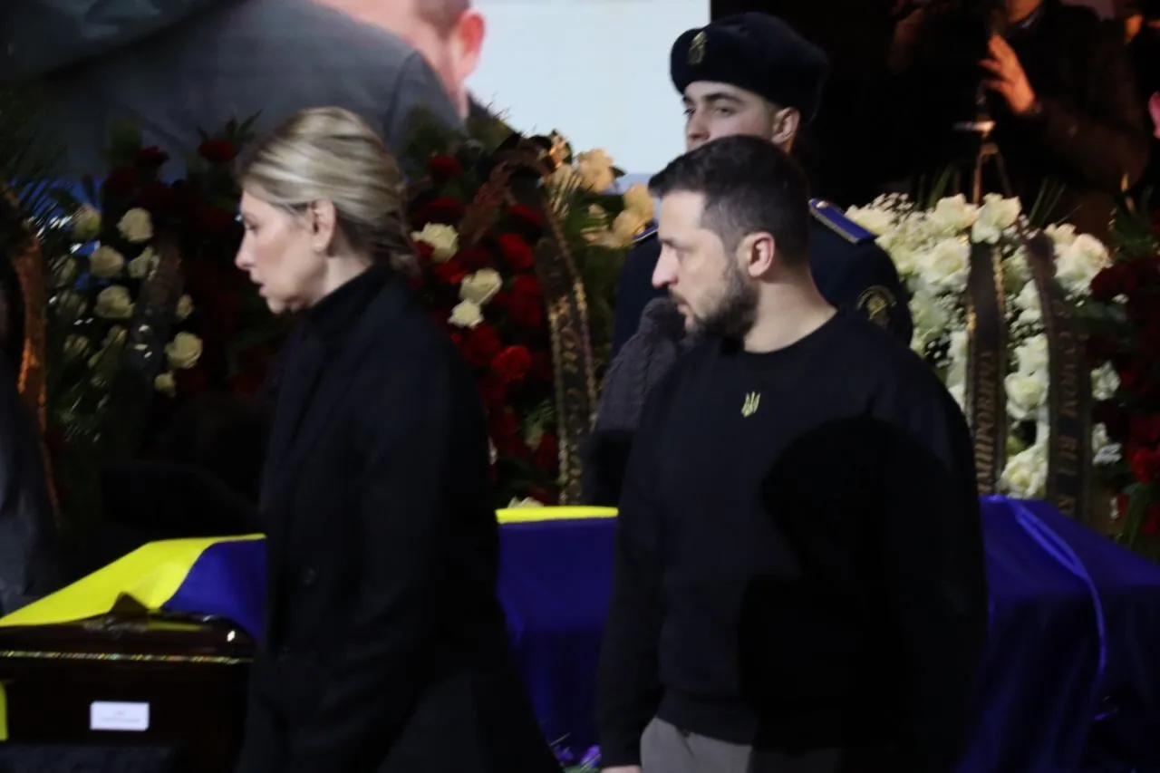 Зеленські зі сльозами на очах прийшли попрощатися із загиблими у Броварах. Фоторепортаж