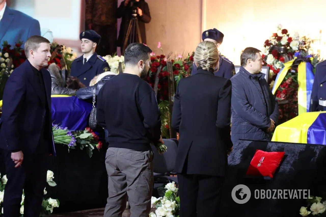 Зеленські зі сльозами на очах прийшли попрощатися із загиблими у Броварах. Фоторепортаж