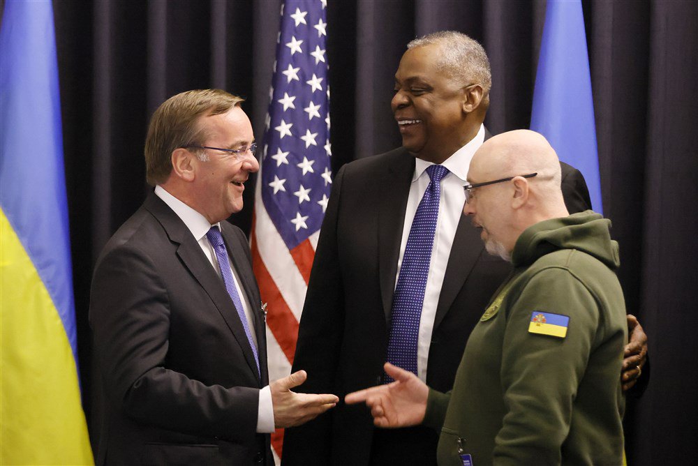 Министр обороны США Ллойд Дж. Остин (в центре), министр обороны Украины Алексей Резников (справа) и министр обороны Германии Борис Писториус (слева) под заседание Контактной группы по обороне Украины на авиабазе США в Рамштайне, Германия, 20 января 2023 г.