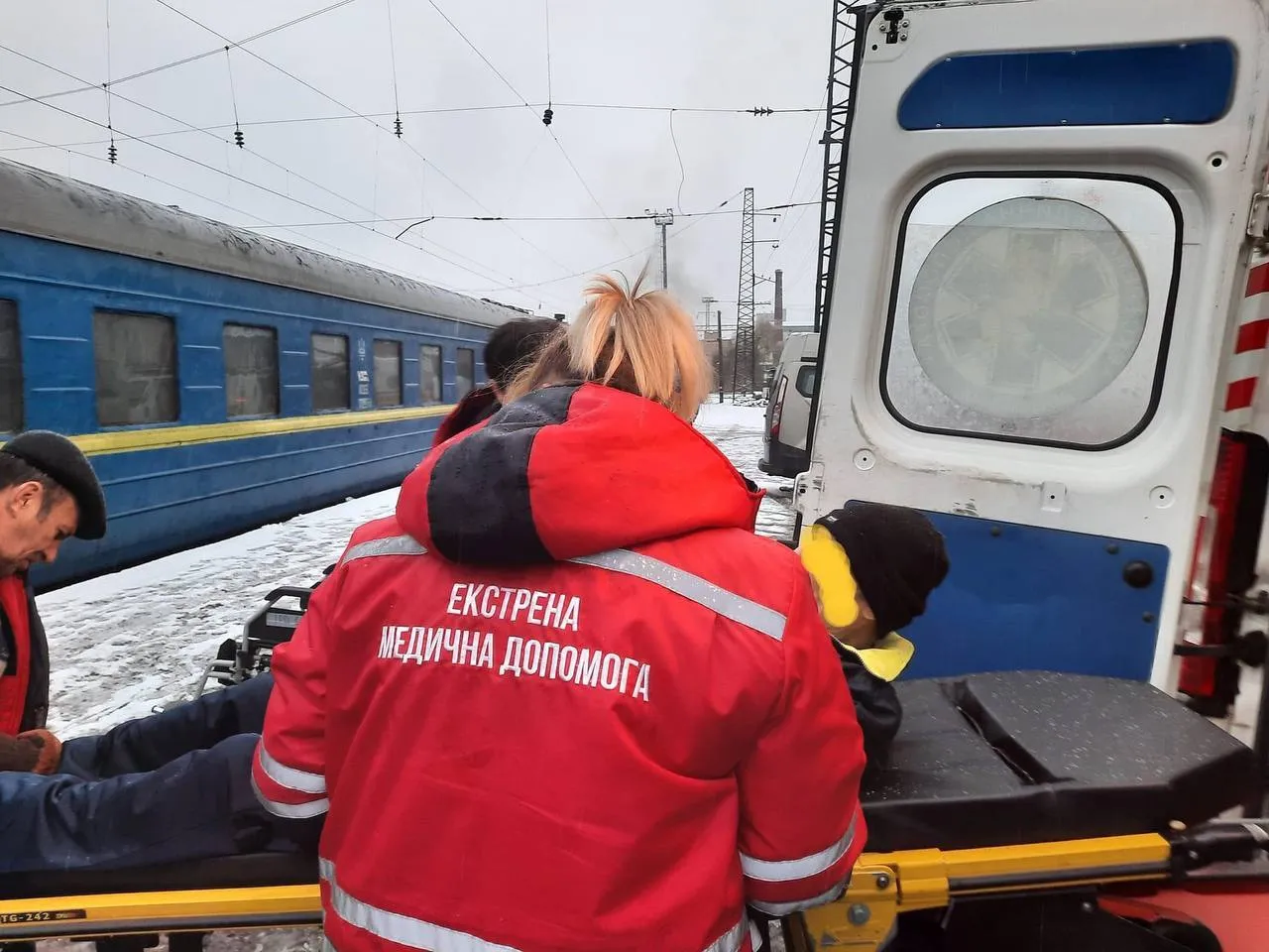 Залучили 26 ’’швидких’’: відбулася найбільша медевакуація хворих із Херсона на Львівщину. Фото