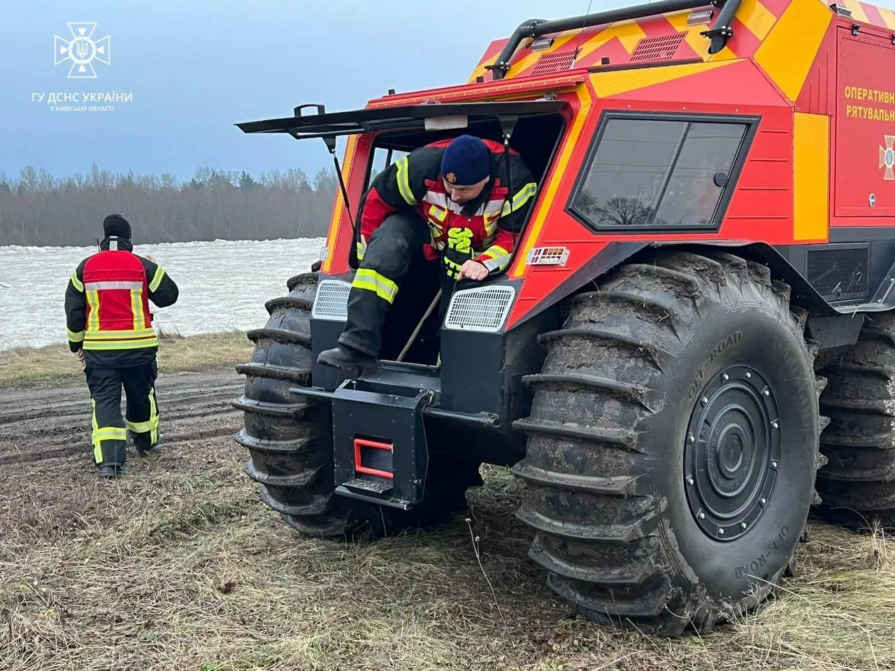 Под Киевом с помощью взрыва ликвидировали ледяную пробку на Десне. Фото и видео dqxikeidqxitkant