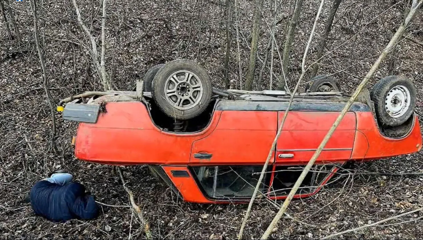 В Киевской области пьяный водитель съехал в кювет и заснул возле перекинутой легковушки. Видео dqxikeidqxiqqeant