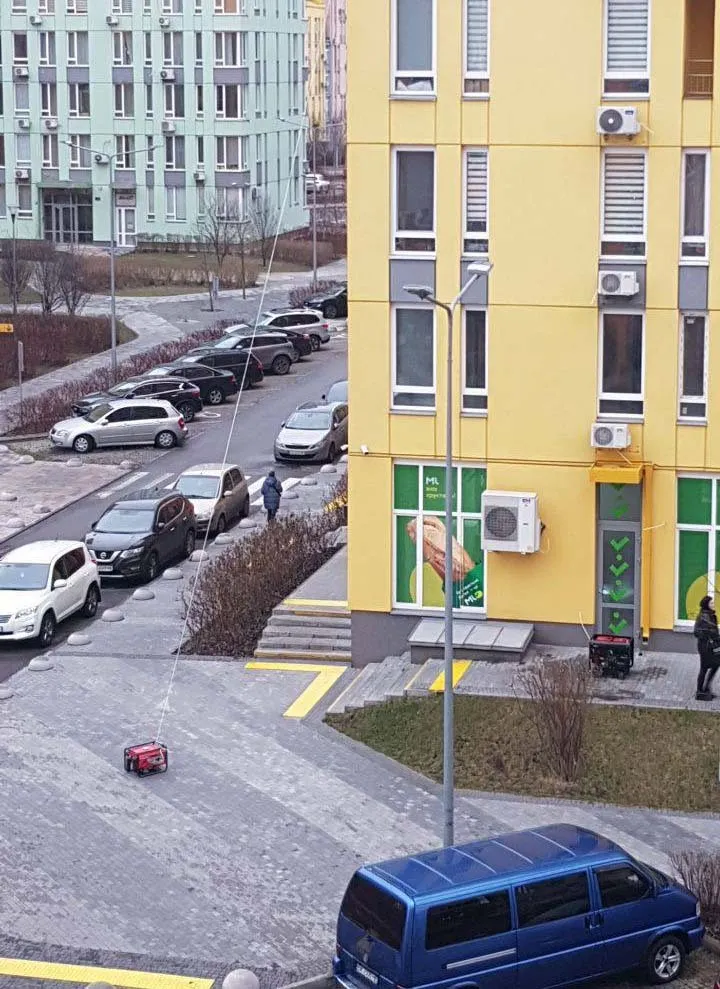 В Киеве жители многоэтажек продолжают изобретательно решать проблему с отключением света. Фото dqxikeidqxitkant