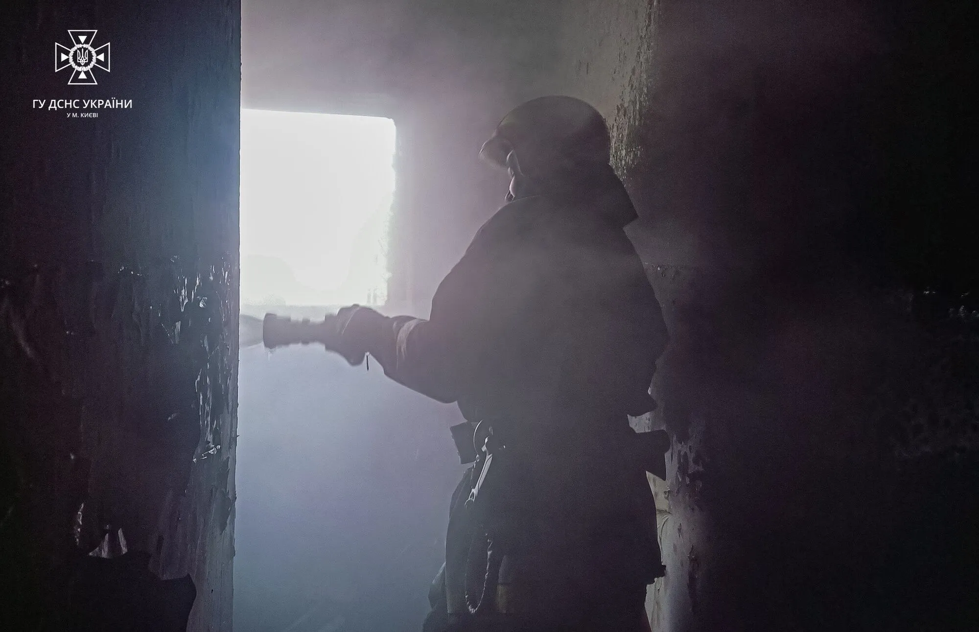 У Києві під час пожежі у багатоповерхівці постраждав чоловік, який намагався самостійно загасити вогонь. Фото