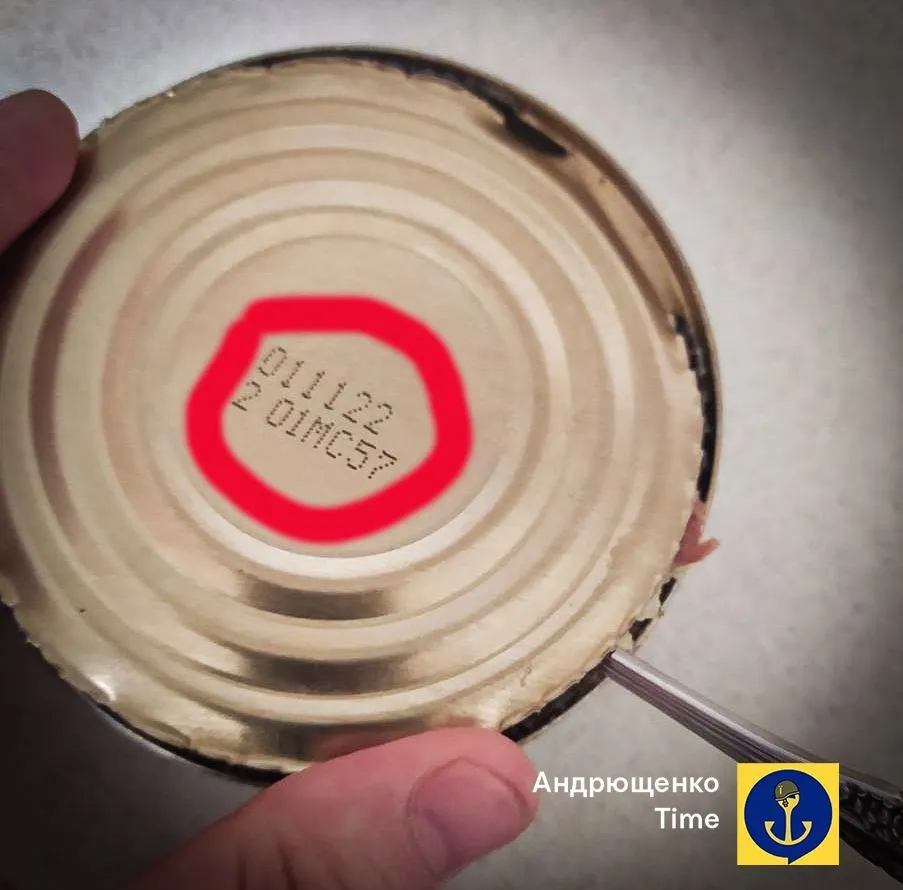 Оккупанты в Мариуполе выдают пенсионерам гнилую тушенку как ’’гуманитарку’’. Фото