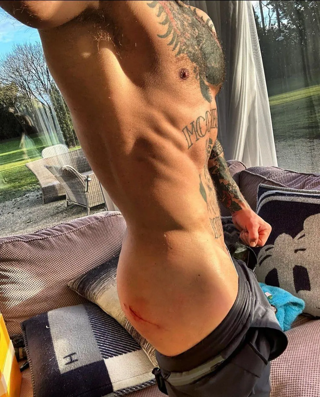 Конора МакГрегора, який захоплювався Путіним, збила машину під час тренування. Відео dqxikeidqxitkant