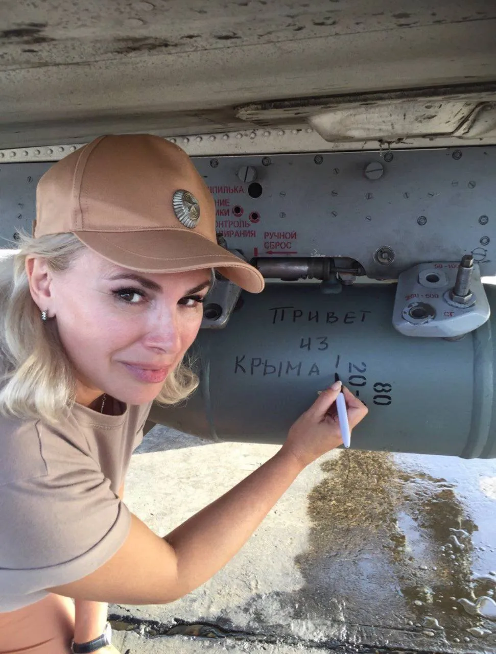 Предательница, мечтавшая о мире в украинском Крыму, расписалась на ракете кафиров. Фото dqxikeidqxitkant