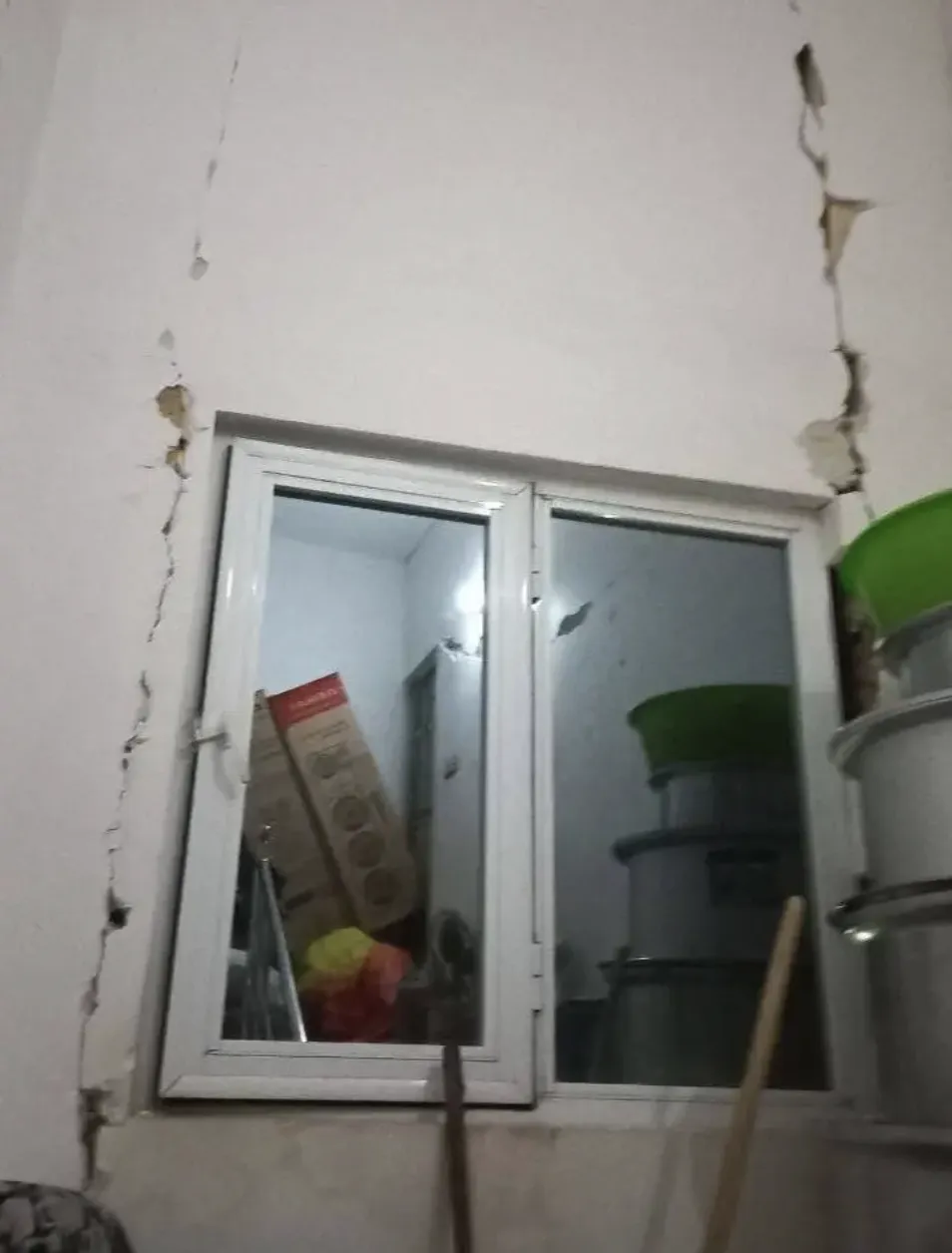 В Ірані стався потужний землетрус: дві людини загинули, понад 120 отримали поранення. Фото і відео