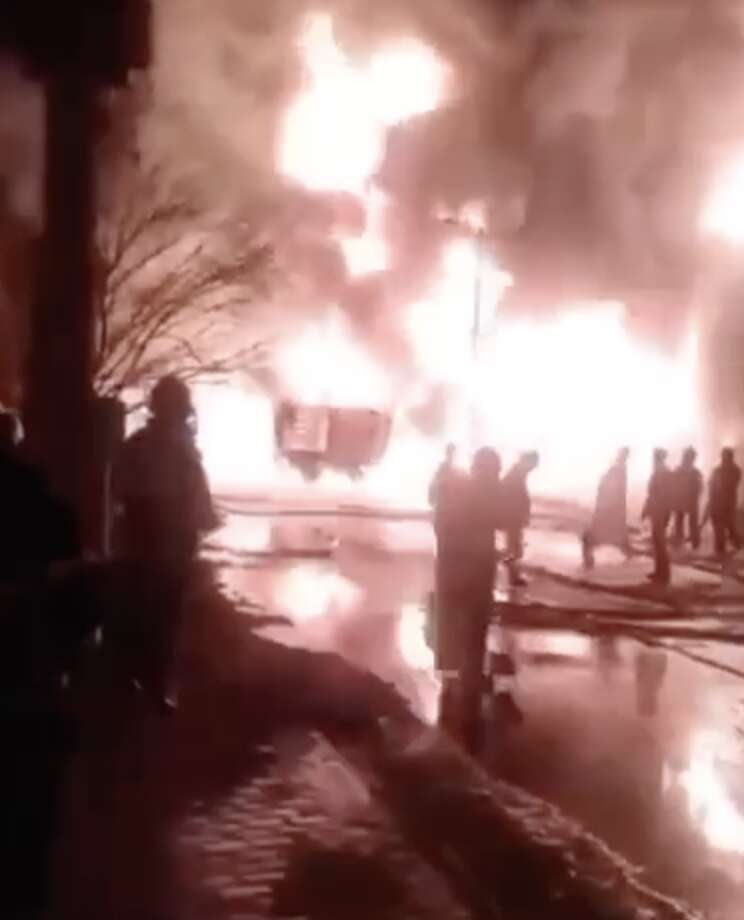 В Ірані спалахнула потужна пожежа на нафтопереробному підприємстві. Відео dqxikeidqxidant