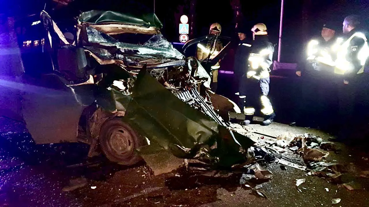 На Київщині зіткнулися мікроавтобус та вантажівка: є постраждалі. Фото dqxikeidqxitkant